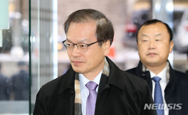 【서울=뉴시스】김선웅 기자 = 허익범 특별검사가 14일 오전 서울 서초구 서울중앙지법에서 열린 김경수 경남도지사에 대한 드루킹 댓글조작 사건 6차 공판에 출석하고 있다. 2018.12.14.&nbsp; mangusta@newsis.com