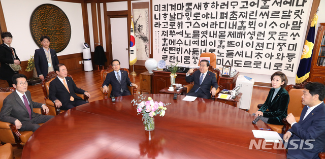 【서울=뉴시스】고승민 기자 = 14일 오전 서울 여의도 국회 의장실에서 문희상 국회의장과 더불어민주당 홍영표 원내대표와 자유한국당 나경원 원내대표 등 교섭단체 대표들이 회동하고 있다. 원탁 왼쪽부터 정의당 윤소하 원내대표, 민주평화당 장병완 원내대표, 더불어민주당 홍영표 원내대표, 문희상 의장, 자유한국당 나경원 원내대표, 바른미래당 김관영 원내대표. 2018.12.14.kkssmm99@newsis.com