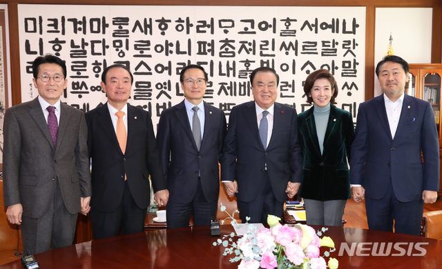 【서울=뉴시스】고승민 기자 = 지난 14일 오전 서울 여의도 국회 의장실에서 문희상 국회의장과 더불어민주당 홍영표 원내대표와 자유한국당 나경원 원내대표 등 교섭단체 대표들이 회동하며 논의 전 기념촬영하고 있다. 왼쪽부터 정의당 윤소하 원내대표, 민주평화당 장병완 원내대표, 더불어민주당 홍영표 원내대표, 문희상 의장, 자유한국당 나경원 원내대표, 바른미래당 김관영 원내대표. 2018.12.14.kkssmm99@newsis.com