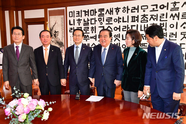 【서울=뉴시스】고승민 기자 = 문희상 국회의장이 14일 오전 국회 의장실에서 여야 5당 원내대표 회동에서 기념촬영을 하고 있다. 왼쪽부터 정의당 윤소하, 민주평화당 장병완, 더불어민주당 홍영표 원내대표, 문 의장, 자유한국당 나경원, 바른미래당 김관영 원내대표. 2018.12.14. photo@newsis.com