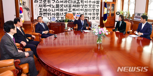 【서울=뉴시스】고승민 기자 = 문희상 국회의장이 14일 오전 국회 의장실에서 여야 5당 원내대표들과 회동을 갖고 있다. 왼쪽부터 정의당 윤소하, 민주평화당 장병완, 더불어민주당 홍영표 원내대표, 문 의장, 자유한국당 나경원, 바른미래당 김관영 원내대표. 2018.12.14.photo@newsis.com