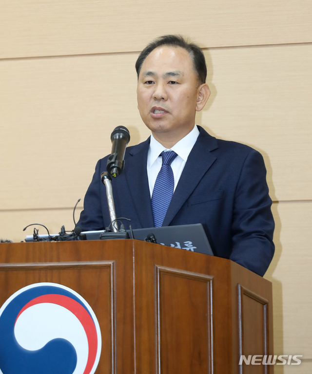 【제주=뉴시스】우장호 기자 = 김도균 제주출입국·외국인청장이 14일 오전 제주시 용담3동 제주출입국·외국인청 1층 대강당에서 제주 예멘 난민신청자 심사 결과 최종 발표를 하고 있다. 이날 출입국·외국인청은 심사 결정이 내려지지 않은 85명 가운데 언론인 출신 2명은 난민인정, 50명은 인도적 체류허가, 22명은 단순 불인정하기로 결정했다. 2018.12.14. woo1223@newsis.com