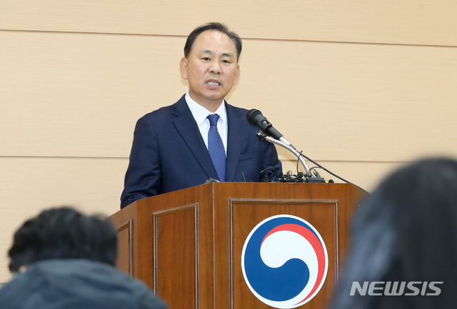 【제주=뉴시스】우장호 기자 = 김도균 제주출입국·외국인청장이 14일 오전 제주시 용담3동 제주출입국·외국인청 1층 대강당에서 제주 예멘 난민신청자 심사 결과 최종 발표를 하고 있다. 이날 출입국·외국인청은 심사 결정이 내려지지 않은 85명 가운데 언론인 출신 2명은 난민인정, 50명은 인도적 체류허가, 22명은 단순 불인정하기로 결정했다. 2018.12.14.&nbsp; woo1223@newsis.com