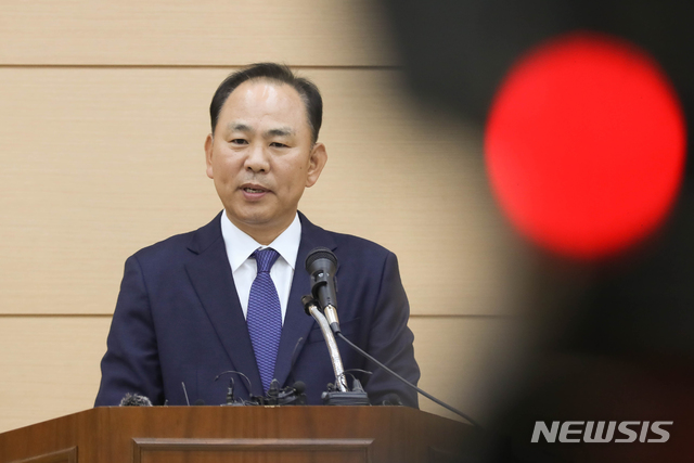 【제주=뉴시스】우장호 기자 = 김도균 제주출입국·외국인청장이 14일 오전 제주시 용담3동 제주출입국·외국인청 1층 대강당에서 제주 예멘 난민신청자 심사 결과 최종 발표를 하고 있다. 이날 출입국·외국인청은 심사 결정이 내려지지 않은 85명 가운데 언론인 출신 2명은 난민인정, 50명은 인도적 체류허가, 22명은 단순 불인정하기로 결정했다. 2018.12.14. woo1223@newsis.com