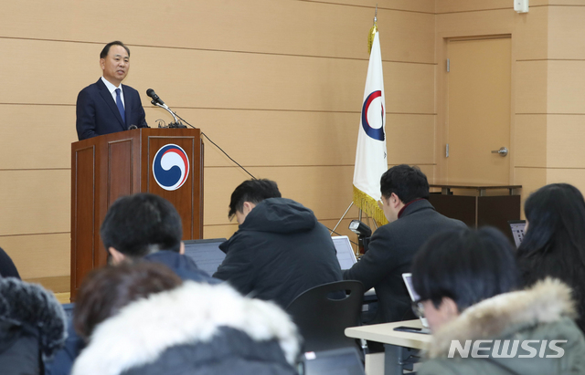 【제주=뉴시스】우장호 기자 = 김도균 제주출입국·외국인청장이 14일 오전 제주시 용담3동 제주출입국·외국인청 1층 대강당에서 제주 예멘 난민신청자 심사 결과 최종 발표를 하고 있다. 이날 출입국·외국인청은 심사 결정이 내려지지 않은 85명 가운데 언론인 출신 2명은 난민인정, 50명은 인도적 체류허가, 22명은 단순 불인정하기로 결정했다. 2018.12.14. woo1223@newsis.com