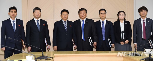 【개성=뉴시스】사진공동취재단 = 노태강 문화체육관광부 제2차관이 14일 북측 개성 남북 공동연락사무소에서 열린 제2차 남북체육분과회담에서 원길우 체육성 부상과 악수한 뒤 기념촬영을 하고 있다.&nbsp; 남북은 이번 회담에서 2020 도쿄하계올림픽 공동진출과 2032 하계올림픽 남북 공동개최를 위한 세부 추진방안 등을 협의할 계획이다. 2018.12.14.&nbsp; photo@newsis.com