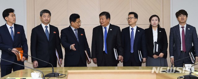 【개성=뉴시스】사진공동취재단 = 14일 북측 개성 남북 공동연락사무소에서 열린 제2차 남북체육분과회담에서 북측 원길우 체육성 부상이 노태강 문화체육관광부 제2차관에게 먼저 자리를 안내하고 있다. 남북은 이번 회담에서 2020 도쿄하계올림픽 공동진출과 2032 하계올림픽 남북 공동개최를 위한 세부 추진방안 등을 협의할 계획이다. 2018.12.14. photo@newsis.com