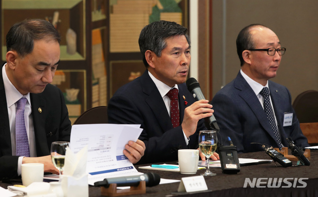 【서울=뉴시스】 방산업체 CEO간담회에 참석한 정경두 국방부 장관(가운데)과 왕정홍 방위사업청장(왼쪽). (뉴시스DB)