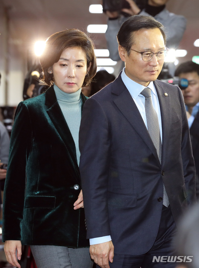 【서울=뉴시스】김병문 수습기자 = 더불어민주당 홍영표(오른쪽) 원내대표와 자유한국당 나경원 원내대표가 14일 오전 서울 여의도 국회 국회의장실에서 열린 교섭단체대표 회동을 마치고 함께 나오고 있다. 2018.12.14. dadazon@newsis.com