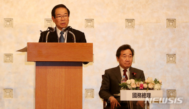 【서울=뉴시스】추상철 기자 = 한일 일한의원연맹 합동 총회가 열린 14일 오전 서울 중구 롯데호텔에서 누카가 후쿠시로 일본측 한일의원연맹 회장이 인사말을 하고 있다. 2018.12.14.&nbsp; scchoo@newsis.com