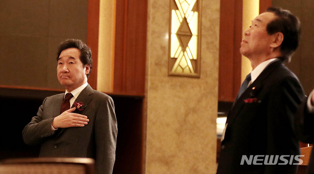 【서울=뉴시스】추상철 기자 = 한일 일한의원연맹 합동 총회가 열린 14일 오전 서울 중구 롯데호텔에서 이낙연 국무총리와 누카가 후쿠시로 일본측 한일의원연맹 회장이 각각 양국 국기에 대한 경례를 하고 있다. 2018.12.14.&nbsp; scchoo@newsis.com