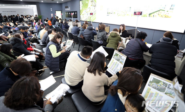 【세종=뉴시스】강종민 기자 = 14일 오전 세종시 대평동 '세종 한신더휴 리저브 II' 견본주택에서 청약예정자들이 상담을 위해 대기하고 있다. 세종시 1-5생활권 H5블록에 들어서는 이 단지는 지하 3층~지상 최고 35층, 6개동, 596세대(전용면적 △84㎡ 377세대 △115㎡ 213세대 △134㎡ 4세대 △154㎡ 2세대) 규모로 조성된다. 지상 1~2층에는 중정형 스트리트 상업시설 149실이 마련됐다. 2018.12.14.&nbsp; ppkjm@newsis.com