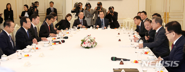 【서울=뉴시스】박진희 기자 = 문재인 대통령이 14일 청와대 본관에서 한일의원연맹 합동총회 참석차 어제 방한한 한·일의원연맹 일본측 누카가 후쿠시로(왼쪽 두번째) 회장을 비롯한 대표단을 접견하고 있다. 2018.12.14.&nbsp; pak7130@newsis.com 