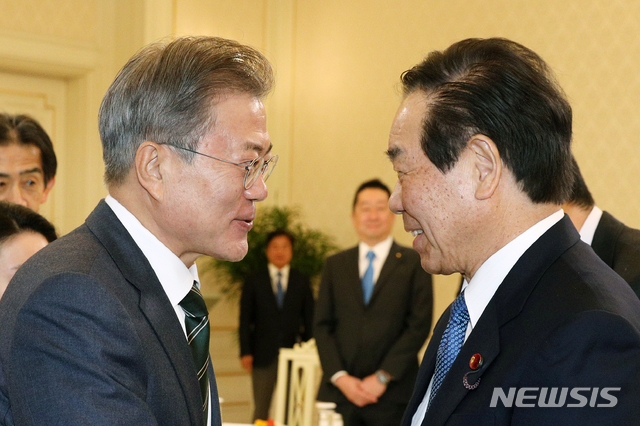 【서울=뉴시스】박진희 기자 = 문재인 대통령이 14일 청와대 본관에서 한일의원연맹 합동총회 참석차 방한한 한·일의원연맹 일본측 누카가 후쿠시로 회장과 인사를 나누고 있다. 2018.12.14.&nbsp; pak7130@newsis.com 