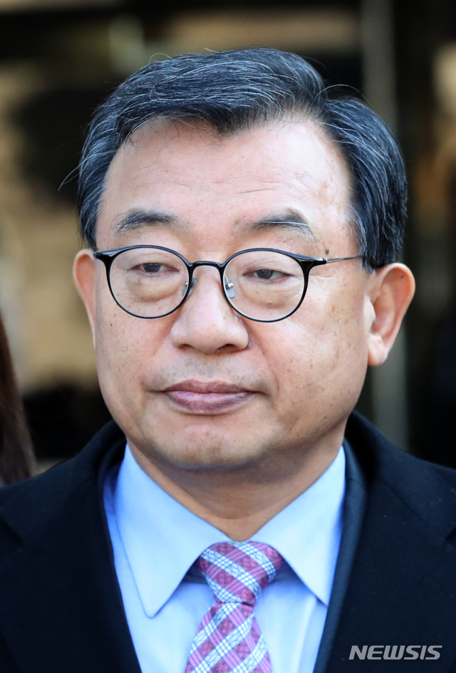 【서울=뉴시스】김선웅 기자 = 박근혜 정부 청와대 홍보수석 시절 KBS의 세월호 보도에 개입한 혐의로 재판에 넘겨진 이정현 국회의원(무소속)이 14일 오후 서울 서초구 서울중앙지법에서 열린 1심 선고공판에서 징역 1년, 집행유예 2년을 선고받은 후 법원을 나서고 있다. 2018.12.14. mangusta@newsis.com