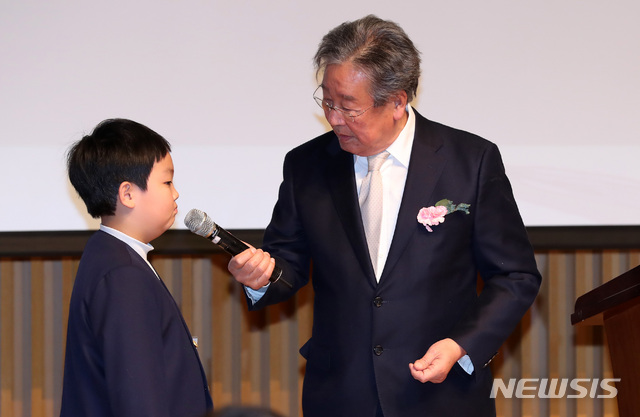 [서울=뉴시스] 2018년 12월 14일 오전 서울 중구 서울시청 다목적홀에서 초록우산어린이재단 주최로 열린 아이돌그룹 구구단과 함께하는 '제3회 감사편지쓰기공모전 시상식'에서 최불암 후원회장이 한 학생과 대화를 하고 있다. (사진=뉴시스 DB) 2018.12.14. photo@newsis.com