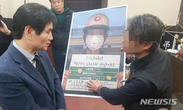 【태안=뉴시스】함형서 기자 = 이용선 청와대 시민사회수석이 14일 오후 태안화력발전소에서 운송설비점검을 하다 숨진 故 김용균씨의 빈소가 마련된 태안의료원 장례식장을 찾아 한 노조원과 이야기를 나누고 있다. 2018.12.14(사진=독자제공) photo@newsis.com 