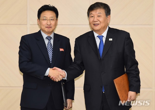 【개성=뉴시스】사진공동취재단 = 노태강 문화체육관광부 제2차관(오른쪽)과 원길우 체육성 부상이 14일 북측 개성 남북공동연락사무소에서 열린 제2차 남북체육분과회담에서 합의문을 교환한 뒤 악수하고 있다. 남북은 이번 회담에서 2020 도쿄하계올림픽 공동진출과 2032 하계올림픽 남북 공동개최를 위한 세부 추진방안 등을 협의했다. 2018.12.15. photo@newsis.com
