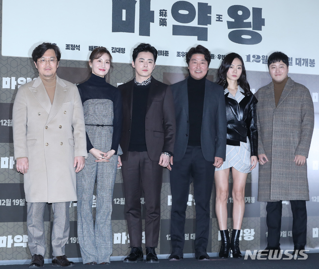 【서울=뉴시스】조수정 기자 = 영화 '마약왕' 언론시사회가 열린 14일 오후 서울 이촌동 CGV용산아이파크몰에서 감독과 배우들이 포즈를 취하고 있다. 왼쪽부터 우민호 감독, 배우 김소진, 조정석, 송강호, 배두나, 김대명. 영화 '마약왕'은 19일 개봉한다. 2018.12.14. chocrystal@newsis.com