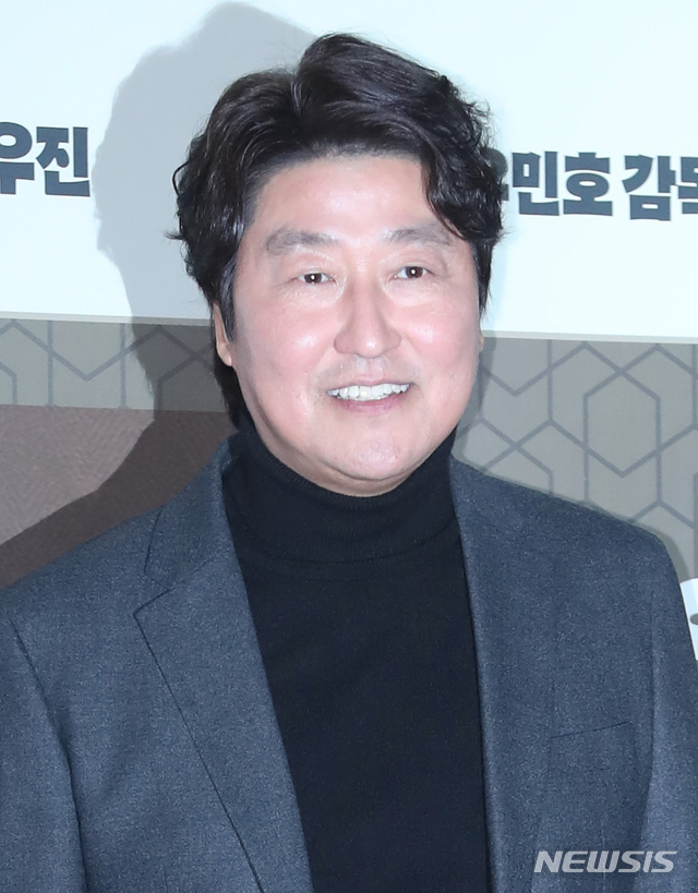 【서울=뉴시스】조수정 기자 = 배우 송강호가 영화 '마약왕' 언론시사회가 열린 14일 오후 서울 이촌동 CGV용산아이파크몰에서 포즈를 취하고 있다. 영화 '마약왕'은 19일 개봉한다. 2018.12.14. chocrystal@newsis.com