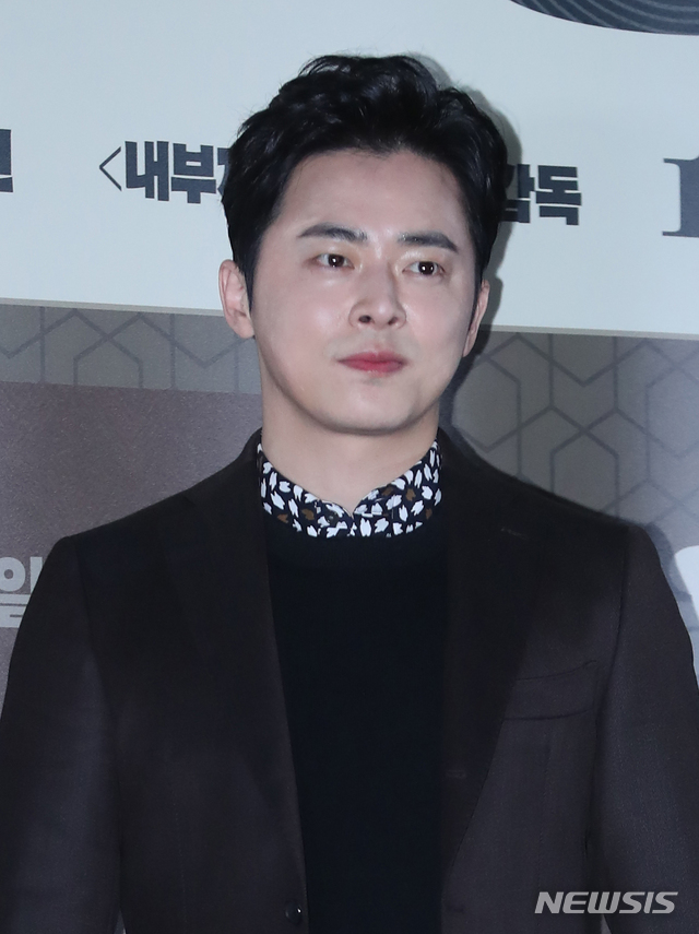 【서울=뉴시스】조수정 기자 = 배우 조정석이 영화 '마약왕' 언론시사회가 열린 14일 오후 서울 이촌동 CGV용산아이파크몰에서 포즈를 취하고 있다. 영화 '마약왕'은 19일 개봉한다. 2018.12.14. chocrystal@newsis.com