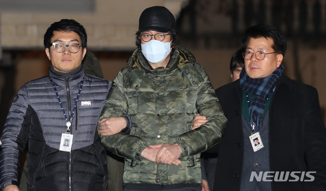 【서울=뉴시스】이영환 기자 = 보석이 취소된 이호진 전 태광그룹 회장이 지난해 12월14일 오후 서울 중구 장충동 자택에서 남부구치소로 압송되고 있다. 2012년 6월29일 보석이 인용돼 불구속 상태로 지내던 이 전 회장은 이날 보석 취소로 2359일 만에 다시 구속 신세가 됐다. 2018.12.14. 20hwan@newsis.com