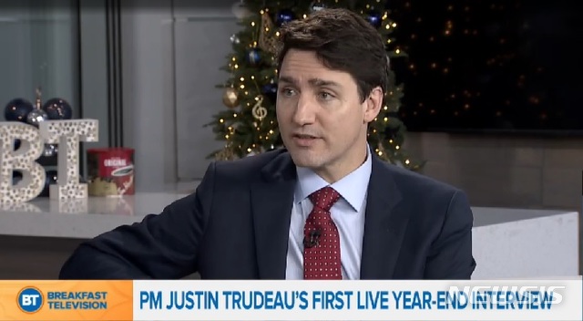 【로스앤젤레스=뉴시스】 쥐스탱 트뤼도 캐나다 총리와 마이크 폼페이오 미 국무장관이 14일(현지시간) 중국이 캐나다인 2명을 붙잡아두고 있는 데 대해 각각 다른 장소에서 "용납할 수 없다(unacceptable)"는 똑같은 목소리를 냈다.이날 캐나다 토론토 시티TV의 '브렉퍼스트 텔리비전(BT)'에 출연해 인터뷰하고 있는 트뤼도 총리. <사진=BT 토론토 방송화면 캡처> 2018.12.14