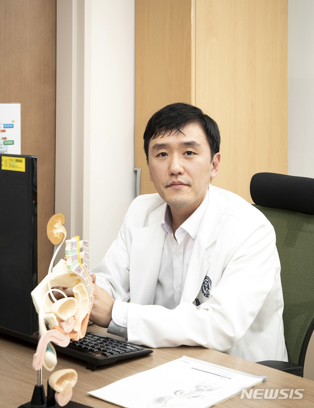 【서울=뉴시스】연세의대 신촌세브란스병원 비뇨의학과 함원식 교수가 지난 14일 뉴시스와 인터뷰를 하고 있다. 2018.12.15.(사진= 뉴시스DB)photo@newsis.com