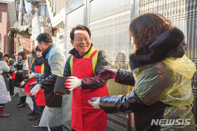 【서울=뉴시스】천민아 기자 = 14일 서대문구 홍제동에서 NH농협금융지주 김광수 회장(오른쪽 2번째)과 임직원들이 연탄을 배달하고 있다. 2018.12.15. (제공=NH농협금융지주) mina@newsis.com