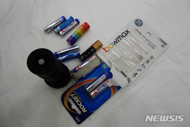 【서울=뉴시스】충남 태안화력발전소에서 작업 도중 숨진 김용균(24) 씨의 유품. 사비로 구입한 것으로 추정되는 손전등과 건전지들이 발견됐다. 2018.12.15(사진제공=민주노총)