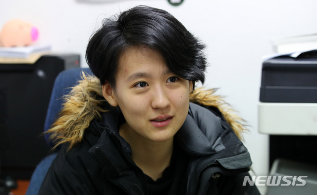 【서울=뉴시스】김선웅 기자 = 디지털성범죄아웃(DSO) 하예나 대표(본명 박수연)가 14일 서울 강동구 DSO 사무실에서 뉴시스와 인터뷰를 하고 있다. 2018.12.15. mangusta@newsis.com