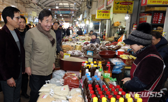 【광주=뉴시스】변재훈 기자 = 이낙연 국무총리가 15일 오전 광주 서구 양동시장을 방문해 시장 상인들과 대화하고 있다. 2018.12.15. wisdom21@newsis.com