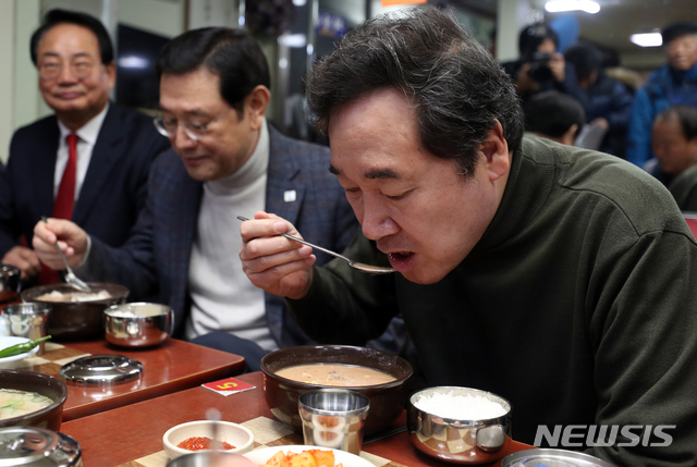 【광주=뉴시스】변재훈 기자 = 이낙연 국무총리가 15일 오전 광주 서구 양동시장을 방문해 시장 상인들을 격려한 뒤 시장 내 한 식당에서 식사를 하고 있다. 2018.12.15. wisdom21@newsis.com