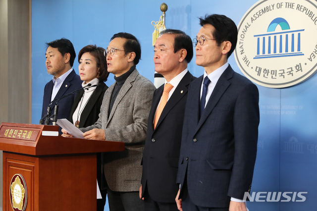 【서울=뉴시스】김병문 수습기자 = 여야 5당 원내대표들이 15일 오후 서울 여의도 국회 본청 정론관에서 연동형 비례대제표제 도입 방안에 대한 합의문을 발표하고 있다.&nbsp; 왼쪽부터 바른미래당 김관영, 자유한국당 나경원, 더불어민주당 홍영표, 민주평화당 장병완, 정의당 윤소하 원내대표. 2018.12.15.&nbsp; dadazon@newsis.com 