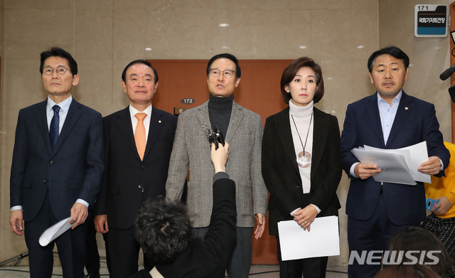 【서울=뉴시스】김병문 수습기자 = 여야 5당 원내대표들이 15일 오후 서울 여의도 국회 본청 정론관에서 연동형 비례대제표제 도입 방안에 대한 합의문을 발표한 이후 기자들의 질문에 답변하고 있다. 왼쪽부터 정의당 윤소하, 민주평화당 장병완, 더불어민주당 홍영표, 자유한국당 나경원, 바른미래당 김관영 원내대표. 2018.12.15. dadazon@newsis.com