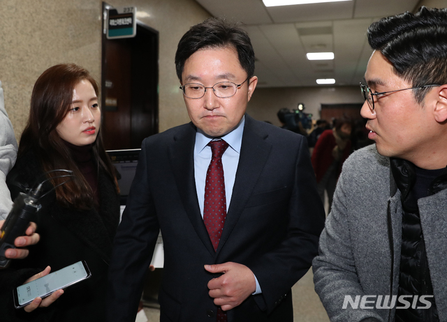【서울=뉴시스】김병문 수습기자 = 자유한국당 김용태 조직강화특별위원회 위원장이 15일 오후 서울 여의도 국회에서 열린 자유한국당 조강특위 회의를 마치고 회의실을 나오고 있다. 2018.12.15. dadazon@newsis.com