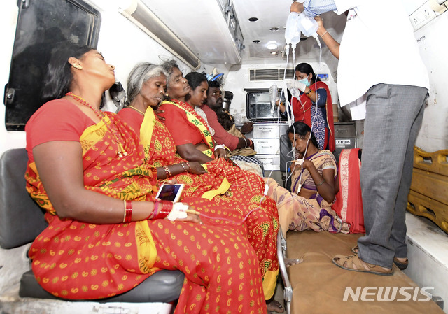 【카르나타카=AP/뉴시스】14일(현지시간) 인도 남부 카르나타카 주에 위치한 한 힌두사원에서 나눠준 음식을 먹고 최소 11명이 숨지고 130여명이 병원에 입원했다. 사진은 이날 음식을 먹고 복통을 호소하며 병원으로 이송되는 신도들의 모습. 2018.12.15.
