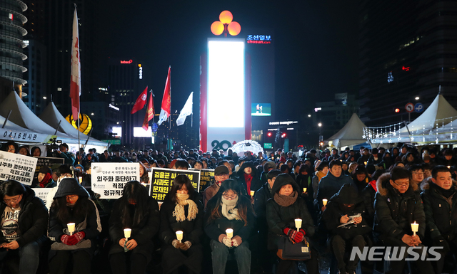 【서울=뉴시스】김병문 수습기자 = 15일 오후 서울 종로구 광화문 광장에서 열린 '태안화력발전 고 김용균 촛불추모제'에 많은 시민들이 촛불을 들고 참석하고 있다. 2018.12.15. dadazon@newsis.com