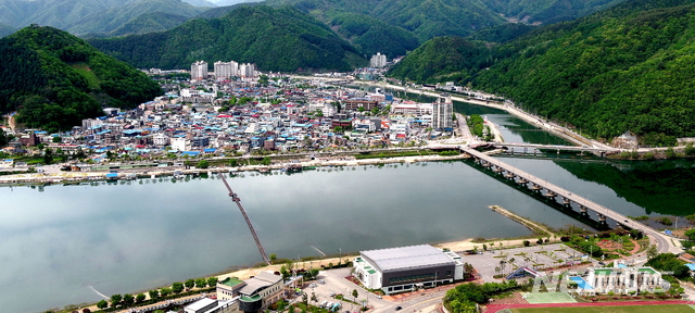 (사진은 강원도 접경지역인 화천군 읍내 전경)