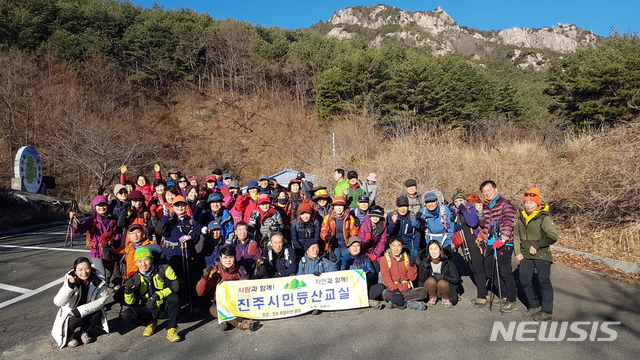 【진주=뉴시스】정경규 기자 = 경남 진주시민등산교실 3기 마지막 산행이 15일 합천 모산재에서 진행됐다.