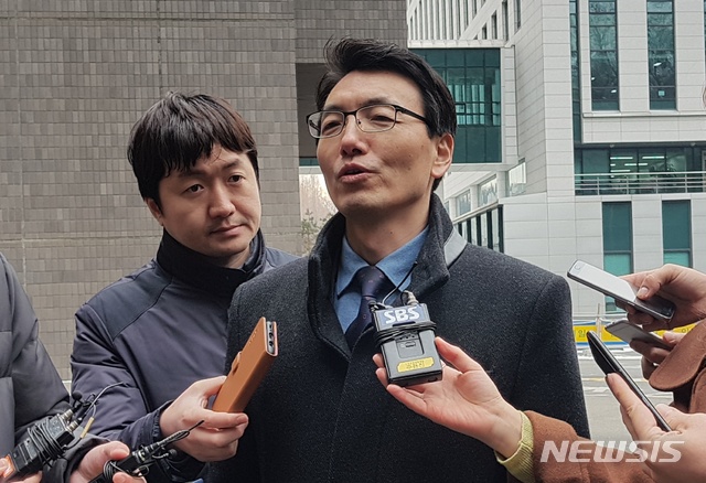 【서울=뉴시스】강진아 기자 = 서기호 전 정의당 의원이 16일 '사법농단' 의혹 수사 관련 참고인으로 서울중앙지검에 출석해 취재진 질문에 답변하고 있다. 2018.12.16. akang@newsis.com