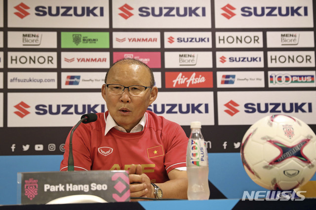 【하노이(베트남)=AP/뉴시스】'쌀딩크' 박항서(59) 감독이 이끄는 베트남 축구가 15일(한국시간) 베트남 하노이의 마이딘 스타디움에서 열린 말레이시아와의 2018 아세안축구연맹(AFF) 스즈키컵 결승 2차전에서 1-0으로 승리했다. 1·2차전 합계 3-2로 앞선 베트남은 2008년 이후 10년 만에 정상을 탈환했다. 박 감독이 기자회견에서 질문에 답하고 있다. 2018.12.15.
