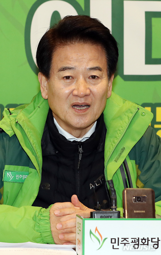 【서울=뉴시스】이종철 기자 = 16일 오전 서울 여의도 한 식당에서 민주평화당 정동영 대표가 기자간담회를 갖고 연동형비례대표제 관련 모두발언을 하고 있다. 2018.12.16.jc4321@newsis.com