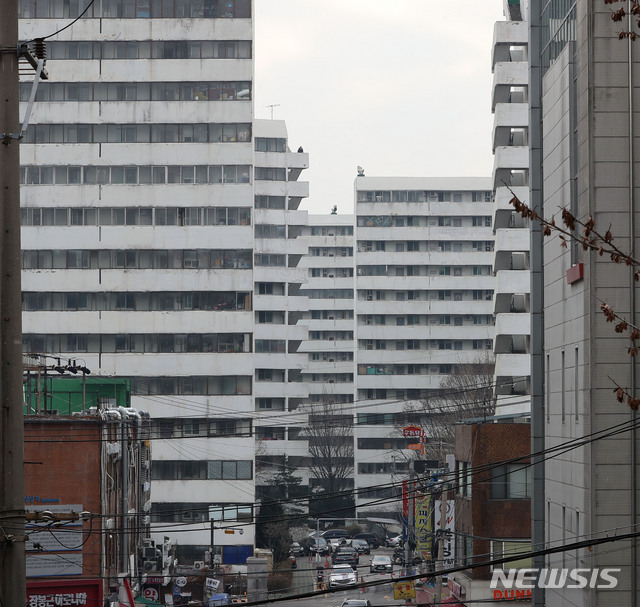 【서울=뉴시스】박주성 기자 = 16일 오전 서울 강남구의 지어진지 40년이 되어가는 한 아파트 단지에 페인트들이 벗겨져 있다. 2018.12.16. park7691@newsis.com