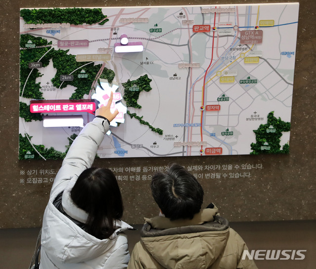 【서울=뉴시스】박주성 기자 = 16일 오전 서울 서초구 양재동에 개관한 '판교 힐스테이트 엘포레 견본주택'에 방문객들이 지도를 보고 있다. 현대건설·현대엔지니어링 컨소시엄에 따르면 지난 14일 개관한 ‘힐스테이트 판교 엘포레’ 견본주택에 오픈 첫날 3000여명이 다녀간 것을 비롯해 주말까지 총 1만1000여명이 방문했다고 밝혔다. 2018.12.16. park7691@newsis.com