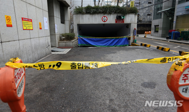 【서울=뉴시스】박주성 기자 = 16일 오후 서울 강남구 대종빌딩에 출입통제선이 설치돼 있다.&nbsp; 붕괴위험이 제기돼 지난 13일 오전 0시부터 폐쇄조치가 내려진 대종빌딩 응급추가보강공사는 오는 19일부터 진행될 예정이다. 부실 시공 진단을 받았던 2층 기둥의 단면적을 최대 144%까지 확대한 뒤 정밀 안전진단을 실시할 계획이다. 2018.12.16.&nbsp; park7691@newsis.com