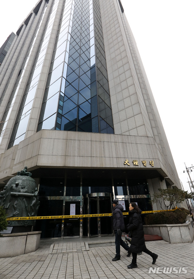 【서울=뉴시스】박주성 기자 = 16일 오후 서울 강남구 대종빌딩에 출입통제선이 설치돼 있다.&nbsp; 붕괴위험이 제기돼 지난 13일 오전 0시부터 폐쇄조치가 내려진 대종빌딩 응급추가보강공사는 오는 19일부터 진행될 예정이다. 부실 시공 진단을 받았던 2층 기둥의 단면적을 최대 144%까지 확대한 뒤 정밀 안전진단을 실시할 계획이다. 2018.12.16.&nbsp; park7691@newsis.com