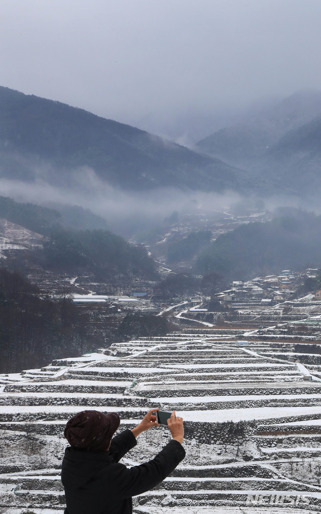 【서울=뉴시스】 16일 오전 경남 함양군 마천면 도마마을 다랭이 논에 하얀 눈이 내려 아름다운 겨울 풍경을 연출하고 있다. 2018.12.16. (사진=함양군 제공) photo@newsis.com