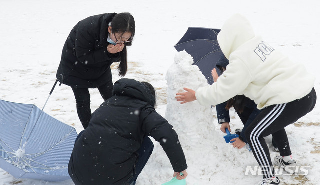 【서울=뉴시스】 16일 경남 거창군 거창읍 거창여자고등학교 운동장에서 학생들이 눈사람을 만들고 있다. 2018.12.16. (사진=거창군 제공) photo@newsis.com
