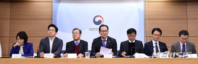 【세종=뉴시스】고형권 기획재정부 1차관이 지난 14일 정부세종청사 기자실에서 '2019년 경제정책방향' 관련 사전 브리핑을 하고 있다. 왼쪽부터 김경선 고용노동부 근로기준정책국장, 박성택 산업통상자원부 산업정책국장, 김재정 국토교통부 기획조정실장, 고 차관, 도규상 기획재정부 경제정책국장, 임재현 기획재정부 조세총괄정책관, 이준희 중소벤처기업부 중소기업정책관. 2018.12.17. (사진 = 기획재정부 제공) photo@newsis.com